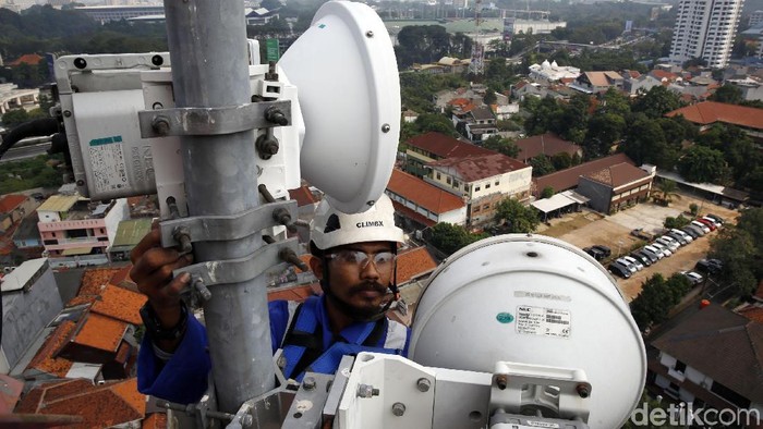 Seorang teknisi XL Axiata sedang melakukan pemeliharaan perangkat BTS (Base Transceiver Station) di sebuah tower yang berada di bilangan Bendungan Hilir, Jakarta, Jumat (13/7). Guna mendukung program Jakarta sebagai smartcity dan juga penyelenggaraan beberapa even internasional yang akan berlangsung hingga akhir tahun nanti XL Axiata terus melakukan pemeliharaan dan perawatan BTS di seluruh DKI Jakarta, guna memberikan layanan secara prima.