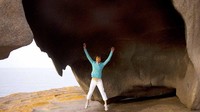 Batuan itu ada yang bagian tengahnya terkikis dan membentuk seperti huruf U. Ada pula batu-batu yang bagaikan dikeruk atau dibelah pisau, padahal semuanya benar-benar alami (Tourism Kangaroo Island)  