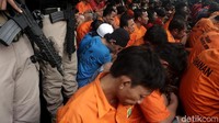 Polisi melakukan tindakan tegas terhadap beberapa pelaku yang melakukan perlawanan.