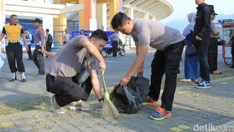 Jelang Asian Games, Seribuan Orang Bersihkan Si Jalak Harupat Jelang Asian Games, Seribuan Orang Bersihkan Si Jalak Harupat