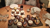 Bersama sang kekasih, Sean tampil romantis dengan deretan cupcake cokelat manis sebagai kue di makan malam spesial mereka. Foto: Instagram @gelaelized
