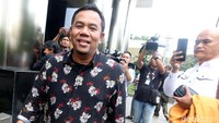 Menurutnya, proyek itu berjalan selama 11 tahun. Dia menangani seluruh proses sebagai makelar karena proyek tersebut merupakan satu paket.