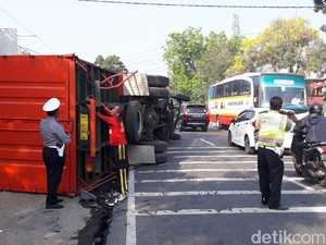 Truk Muat Elpiji Tabrak Tronton di Raya Madiun, 1 Orang Tewas, 1 Luka