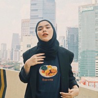 Mantan personel girlband Blink Sivia Azizah punya gaya yang khas di kesehariannya. Dari awal ia berhijab, gaya busana Sivia sudah berbeda dengan hijabers pada umumnya. Foto: Instagram/Siviaazizah
