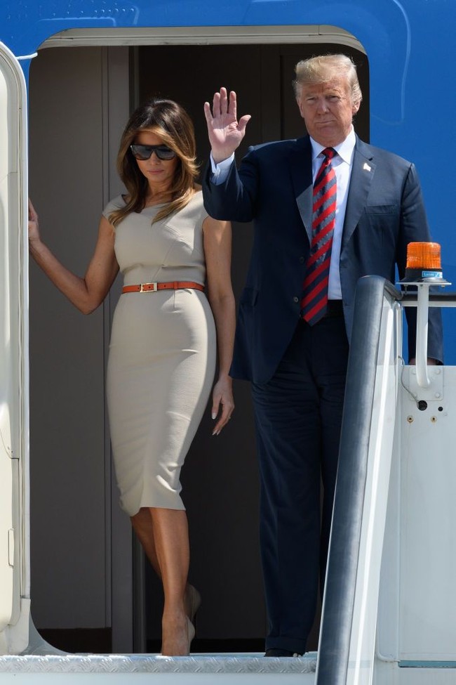 Melania Trump akan berada di Inggris hingga Sabtu besok. Tentu saja sorotan akan tertuju juga pada gaya busananya selama kunjungan bersejarah tersebut, terutama saat bertemu dengan Ratu Elizabeth II. Kita tunggu saja nanti. Foto: Getty Images