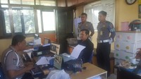 Yusuf lalu diperiksa Provost. Dia tampak berkemeja hitam saat diperiksa (istimewa)