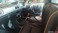 Sementara untuk bagian dalamnya, Ari masih mempertahankan komponen asli Corona, hanya saja dibungkus dengan bahan kulit. Headlamp sama komposisi depan kita kustom, daleman (interior) ori tapi kita kustom, dashboard kita bungksus aja, ucap Ari. Foto: Khairul Imam Ghozali