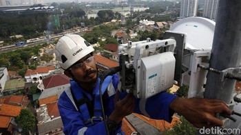 Seorang teknisi XL Axiata sedang melakukan pemeliharaan perangkat BTS (Base Transceiver Station) di sebuah tower yang berada di bilangan Bendungan Hilir, Jakarta, Jumat (13/7).