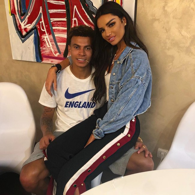 Dele Alli yang dikenal sebagai pemain Liga Inggris itu sudah putus dari kekasihnya model seksi Ruby Mae yang dipacarinya sejak dua tahun belakangan. Putus dengan Ruby, Dele move on hanya dalam waktu tiga minggu. Dia melakukan pendekatan pada Megan Barton Hanson yang merupakan bintang reality show Love Island. Foto: Instagram