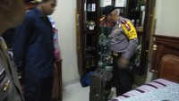 Bimo menyebutkan, dalam kasus perampokan ini pelakunya ada tiga orang. Mereka datang menggunakan senjata tajam. Pembantu sempat disuruh masuk kamar mandi, selanjutnya pindah ke rumah anak pemilik rumah, kata Bimo.
