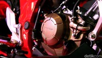 AHM memberikan sentuhan berbeda yang lebih maskulin melalui desain undercowl baru untuk menyempurnakan aerodinamik dan performa. Tampilan tipe SE semakin gagah berkat penyematan warna baru Fury Matte Red dan Raptor Matte Black yang hadir dengan desain karakter garis yang menunjukkan kecepatan dan kelincahan. 