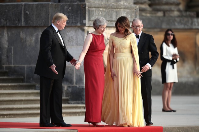 Berbeda dari biasanya, Melania yang kerap tampil minimalis dengan warna cerah, kali ini memilih gaun kuning panjang seperti seorang putri. Foto: Dok. Getty Images