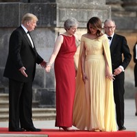 Berbeda dari biasanya, Melania yang kerap tampil minimalis dengan warna cerah, kali ini memilih gaun kuning panjang seperti seorang putri. Foto: Dok. Getty Images