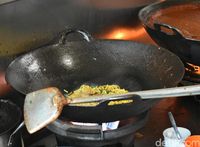 Proses pembuatan mi goreng Aceh.