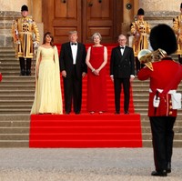 Melania Trump membawa gaya mewahnya dalam kunjungan bersejarah ke Inggris. Ini adalah kunjungan pertamanya sebagai ibu negara Amerika Serikat (AS). Tak heran bila ia ingin tampil semaksimal mungkin dengan penampilan yang nilainya bahkan mencapai puluhan miliar rupiah. (Foto: Getty Images)