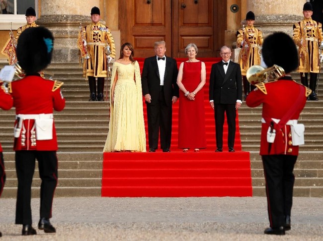 Melania Trump membawa gaya mewahnya dalam kunjungan bersejarah ke Inggris. Ini adalah kunjungan pertamanya sebagai ibu negara Amerika Serikat (AS). Tak heran bila ia ingin tampil semaksimal mungkin dengan penampilan yang nilainya bahkan mencapai puluhan miliar rupiah. (Foto: Getty Images)
