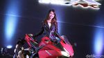 Ketika Model Cantik Berpose dengan Motor Honda Anyar