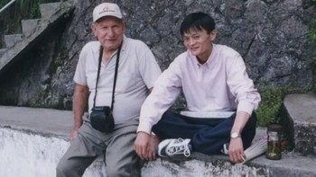 Jack Ma masa muda ketika belum terkenal dan masih meraba-raba bisnis internet. Kadang ia masih menjadi pemandu wisata karena pintar bahasa Inggris. Foto: istimewa