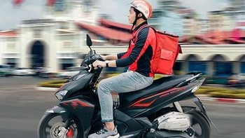 Penampakan driver Go-Viet dengan motornya dan tas untuk membawa barang yang akan dikirim. Foto: istimewa