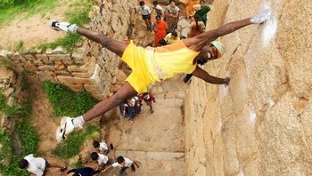 Jyothi Raj disebut sebagai Spiderman dari India. Ia mampu memanjat benteng Chitra Durga tanpa menggunakan pengaman. Ia juga mampu memanjat air terjun Jog setinggi 252 meter tanpa pengaman. Foto: Wandering Celebrations