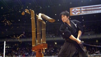 Isao Machii disebut sebagai samurai super zaman modern. Ia memegang beberapa rekor dunia dari kemampuan berpedangnya. Ia paling dikenal karena mampu membelah peluru yang melaju dengan kecepatan 321 kph menjadi dua menggunakan pedang. Foto: Japan Info