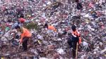 Berjibaku Mencari Pemulung yang Kena Longsor Gunung Sampah