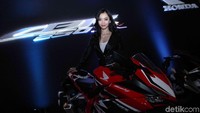 Para model cantik ini ikut mejeng dalam acara perkenalan New Honda CB150R StreetFire yang memiliki desain baru yang lebih naked sport gagah serta agresif.