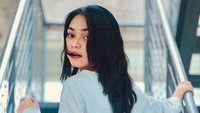 Regina juga mahir dalam bermain alat musik. Foto: Dok. Instagram/reginapoetiray