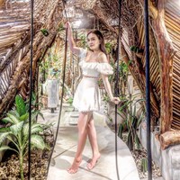 Shandy Aulia dengan bertelanjang kaki, juga berjinjit ala Barbie Feet. Foto: Instagram