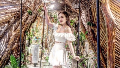 Foto: Gaya Artis Indonesia Tiru Pose Barbie Feet yang Tren di Instagram