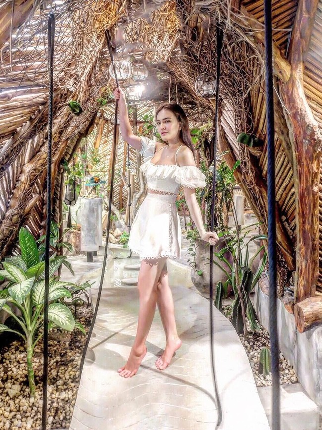 Shandy Aulia dengan bertelanjang kaki, juga berjinjit ala Barbie Feet. Foto: Instagram