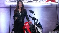 Sambil melempar senyum, para model ini berpose diatas motor sport anyar Honda.