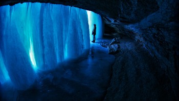 Air terjun Minnehaha di Minnesota memiliki gua sementara yang hanya ada pada musim dingin. Ia bersembunyi di balik air terjun yang membeku. Foto: Matador Network