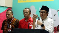 Menpora Imam Nahrawi menelepon Lalu Muhammad Zohri di sela-sela jumpa pers di kantor Kemenpora, Jakarta, Jumat (13/7/2018).