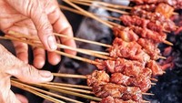Begini proses pembakaran sate rembiga yang dengan rasa pedas dan gurih. Foto: Instagram @eat.time.story