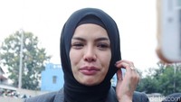 Nikita berhijab dan terlihat gemar menggunakan warna-warna gelap.
