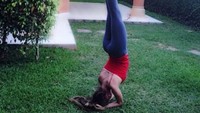 Maria Salaues tunangan Paul Pogba sedang yoga di taman rumah. (Foto:instagram/zulaysalaues)