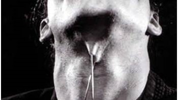 Tom Cridland atau yang dikenal dengan nama panggungnya Zamora the Torture King dapat menahan rasa sakit yang ekstrem. Dalam pertunjukan panggungnya, ia biasanya menusuk tubuhnya dengan paku yang panjang, memakan api, menelan pedang, dan masih banyak lagi. Foto: Memorise.org