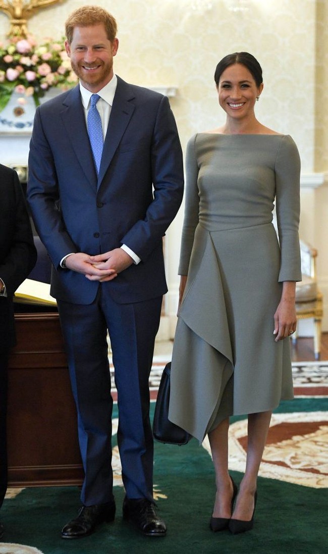 Seperti biasa, sang Ibu Negara muncul dengan gaya elegannya. Cocktail dress berwarna beige rancangan Roland Mouret membungkus tubuhnya ketika Melania menginjakan kaki di negara Ratu Elizabeth II itu. Foto: Getty Images