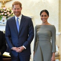 Seperti biasa, sang Ibu Negara muncul dengan gaya elegannya. Cocktail dress berwarna beige rancangan Roland Mouret membungkus tubuhnya ketika Melania menginjakan kaki di negara Ratu Elizabeth II itu. Foto: Getty Images