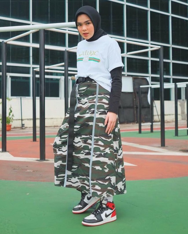 Sivia Azizah menyukai gaya street style yang populer disebut hypebeast. Ia senang tampil boyish dengan paduan oversized jacket, track pants, hingga waist bag. Foto: Instagram/Siviaazizah