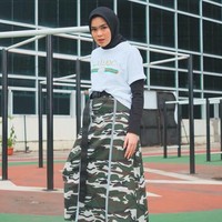 Sivia Azizah menyukai gaya street style yang populer disebut hypebeast. Ia senang tampil boyish dengan paduan oversized jacket, track pants, hingga waist bag. Foto: Instagram/Siviaazizah