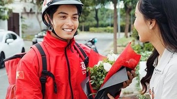 Kalau ini adalah layanan pengantaran barang, kembali menampakkan driver Go-Viet dengan senang hati mengantarkan bunga. Foto: istimewa