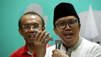Imam Nahrawi tampak didampingi Sesmenpora Gatot S Dewa Broto saat menelepon Lalu Muhammad Zohri.