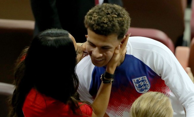 Pulang ke Inggris, Dele Alli punya sosok yang siap menjadi penyemangatnya usai menghadapi kegagalan di Piala Dunia 2018. Dia adalah sang kekasih Ruby Mae, wanita dengan bibir dan bokong seksi bak Kim Kardashian. Foto: Getty Images