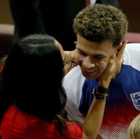Pulang ke Inggris, Dele Alli punya sosok yang siap menjadi penyemangatnya usai menghadapi kegagalan di Piala Dunia 2018. Dia adalah sang kekasih Ruby Mae, wanita dengan bibir dan bokong seksi bak Kim Kardashian. Foto: Getty Images