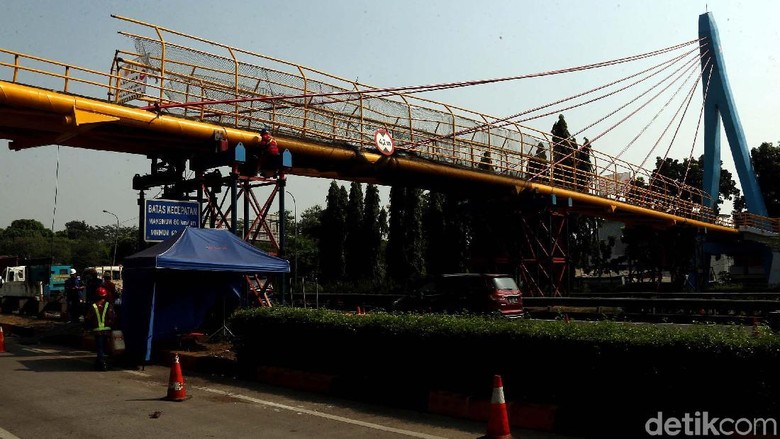 JPO Tol JORR Bambu Apus yang Ditabrak Truk akan Dibongkar Besok JPO Tol JORR Bambu Apus yang Ditabrak Truk akan Dibongkar Besok