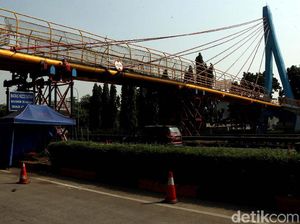 JPO Tol JORR Bambu Apus yang Ditabrak Truk akan Dibongkar Besok