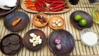 Deretan bumbu halus yang dipakai dua chef ganteng untuk membuat ayam Taliwang. Uniknya ada pemakaian 3 jenis cabe lho. Cabe merah, cabe keriting dan rawit domba. Huahh! Foto: Andi Annisa / detikFood