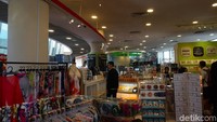 Usai naik wahana, bisa berbelanja buah tangan di Souvenir Shop (Shinta/detikTravel)